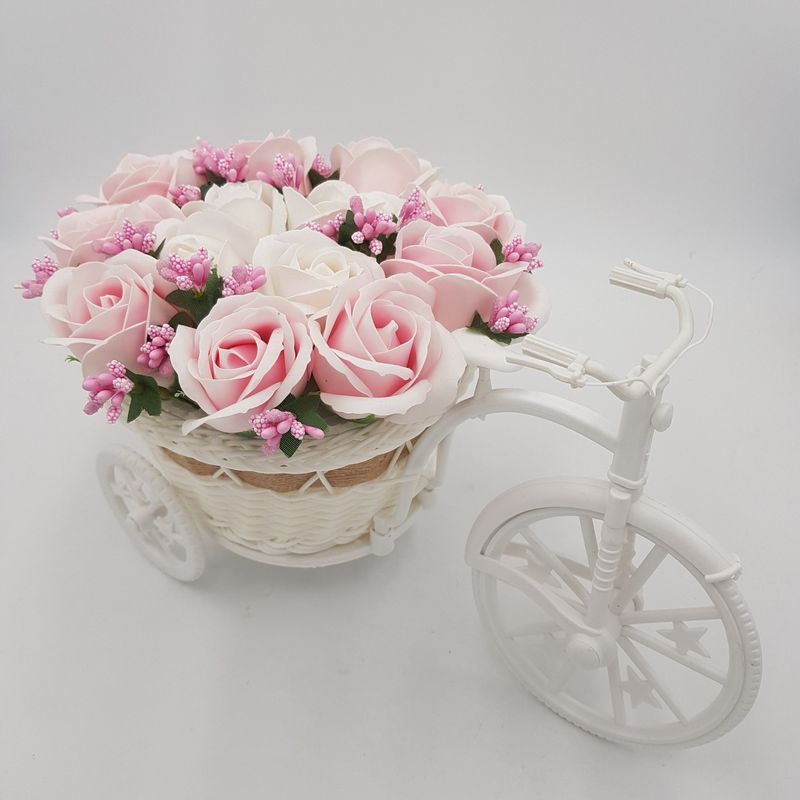 Market - Cadouri - Flori si aranjamente - Aranjament floral trandafiri "Bicicleta cu flori zambarete", flori de sapun, Dalimag, 30x17x15 cm - Infinity.ro