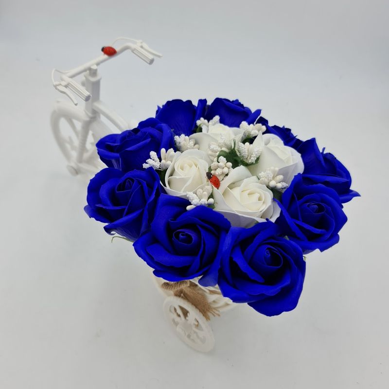 Market - Cadouri - Flori si aranjamente - Aranjament floral trandafiri "Bicicleta cu flori zambarete", flori de sapun, albastru cu alb, 30x17x15 cm - Infinity.ro