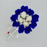 Market - Cadouri - Flori si aranjamente - Aranjament floral trandafiri "Bicicleta cu flori zambarete", flori de sapun, albastru cu alb, 30x17x15 cm - Infinity.ro
