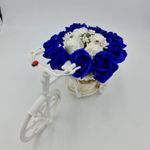 Market - Cadouri - Flori si aranjamente - Aranjament floral trandafiri "Bicicleta cu flori zambarete", flori de sapun, albastru cu alb, 30x17x15 cm - Infinity.ro