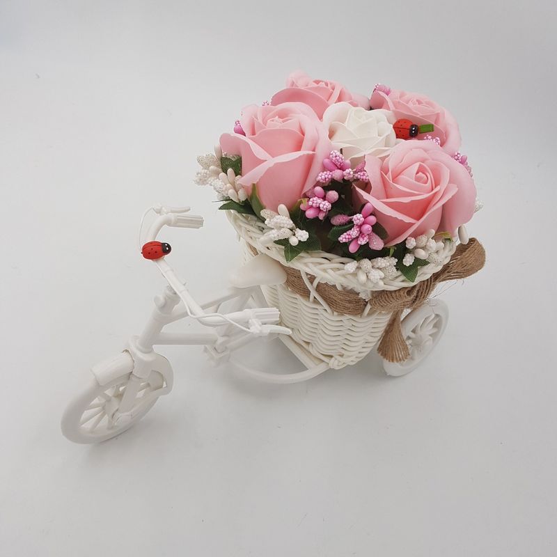 Market - Cadouri - Flori si aranjamente - Aranjament floral trandafiri "Bicicleta cu flori zambarete", flori de sapun, 22x15x12 cm - Infinity.ro