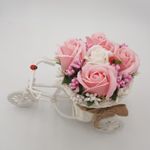 Market - Cadouri - Flori si aranjamente - Aranjament floral trandafiri "Bicicleta cu flori zambarete", flori de sapun, 22x15x12 cm - Infinity.ro