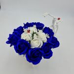 Market - Cadouri - Flori si aranjamente - Aranjament floral trandafiri "Bicicleta cu flori zambarete", flori de sapun, albastru cu alb, 30x17x15 cm - Infinity.ro