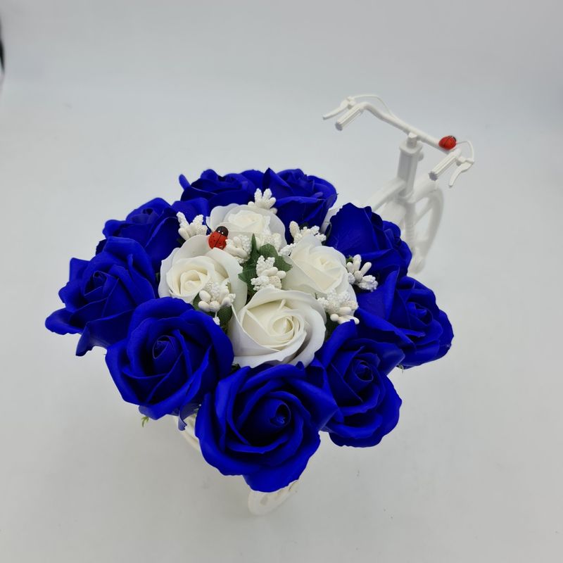 Market - Cadouri - Flori si aranjamente - Aranjament floral trandafiri "Bicicleta cu flori zambarete", flori de sapun, albastru cu alb, 30x17x15 cm - Infinity.ro