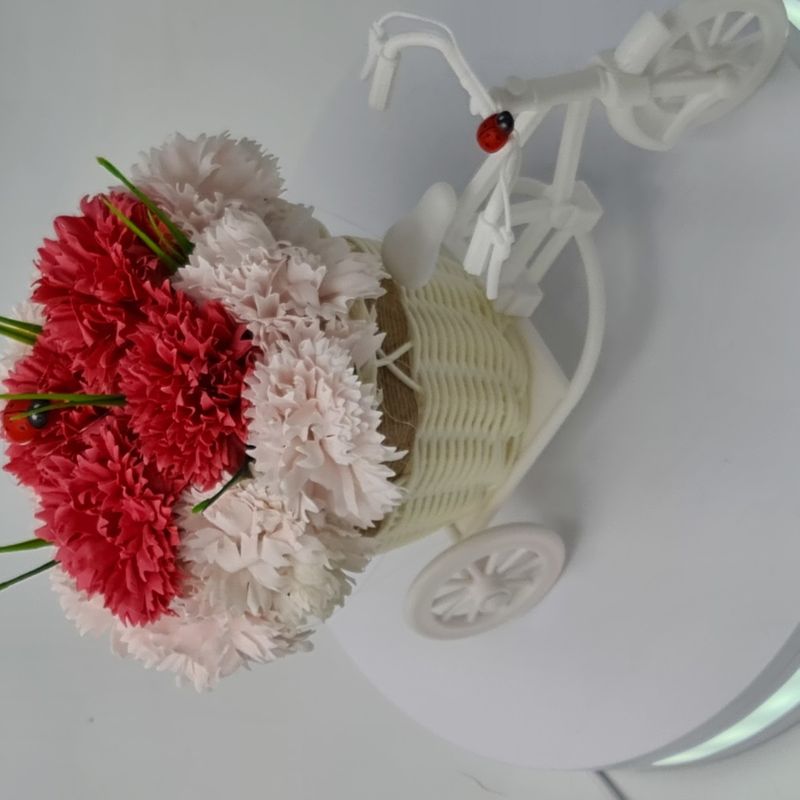 Market - Cadouri - Flori si aranjamente - Aranjament floral trandafiri "Bicicleta cu flori zambarete", flori de sapun, Garoafe, 30x17x15 cm - Infinity.ro