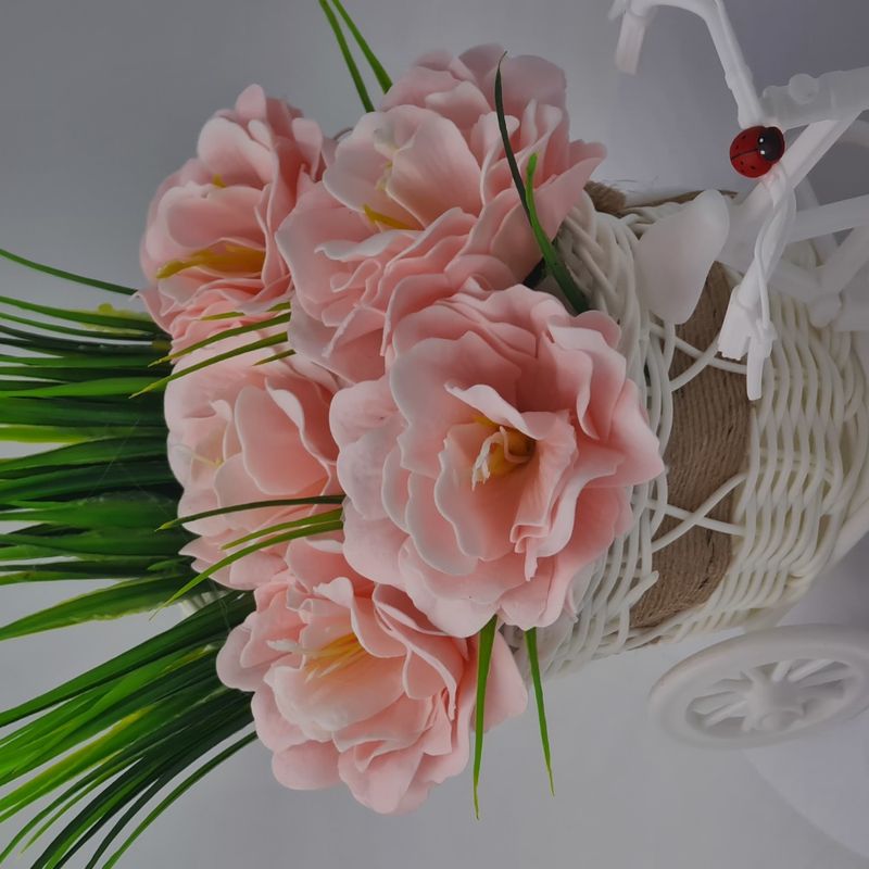 Market - Cadouri - Flori si aranjamente - Bicicleta, aranjament floral trandafiri "Cosulet cu flori", flori de sapun, model M4, 30x17x15 cm - Infinity.ro