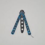 Sport si Outdoor - Camping - Cutite, bricege si accesorii - Cutite si bricege - Cutit fluture Butterfly, Balisong  22 cm, cranii m2, albastru, fara tais, de antrenament, model cercuri - Infinity.ro