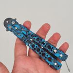 Sport si Outdoor - Camping - Cutite, bricege si accesorii - Cutite si bricege - Cutit fluture Butterfly, Balisong  22 cm, cranii m2, albastru, fara tais, de antrenament, model cercuri - Infinity.ro
