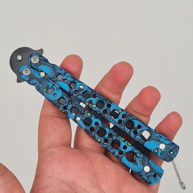Sport si Outdoor - Camping - Cutite, bricege si accesorii - Cutite si bricege - Cutit fluture Butterfly, Balisong  22 cm, cranii m2, albastru, fara tais, de antrenament, model cercuri - Infinity.ro