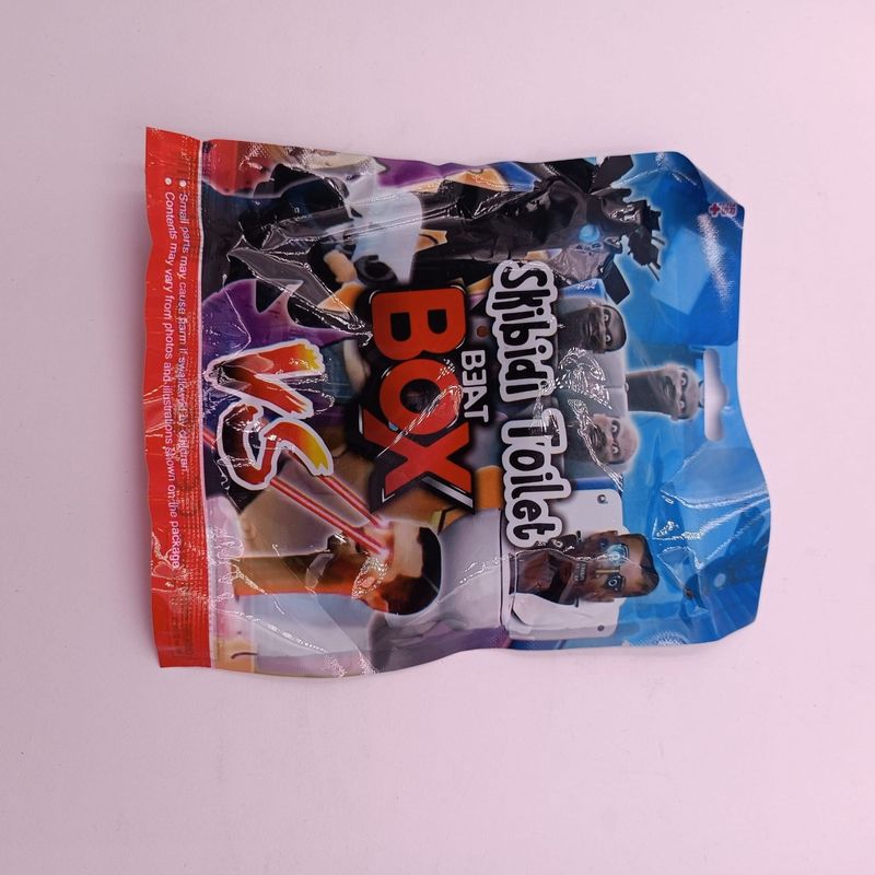 Jucarii, Copii si Bebe - Jucarii si jocuri - Figurine - Plic Skibidi Toilet Beat Box, cu Figurina si Cartonase Surpriza, 9 cm - Infinity.ro