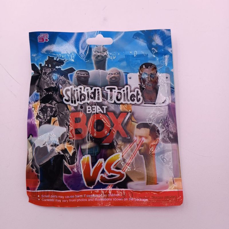 Jucarii, Copii si Bebe - Jucarii si jocuri - Figurine - Plic Skibidi Toilet Beat Box, cu Figurina si Cartonase Surpriza, 9 cm - Infinity.ro
