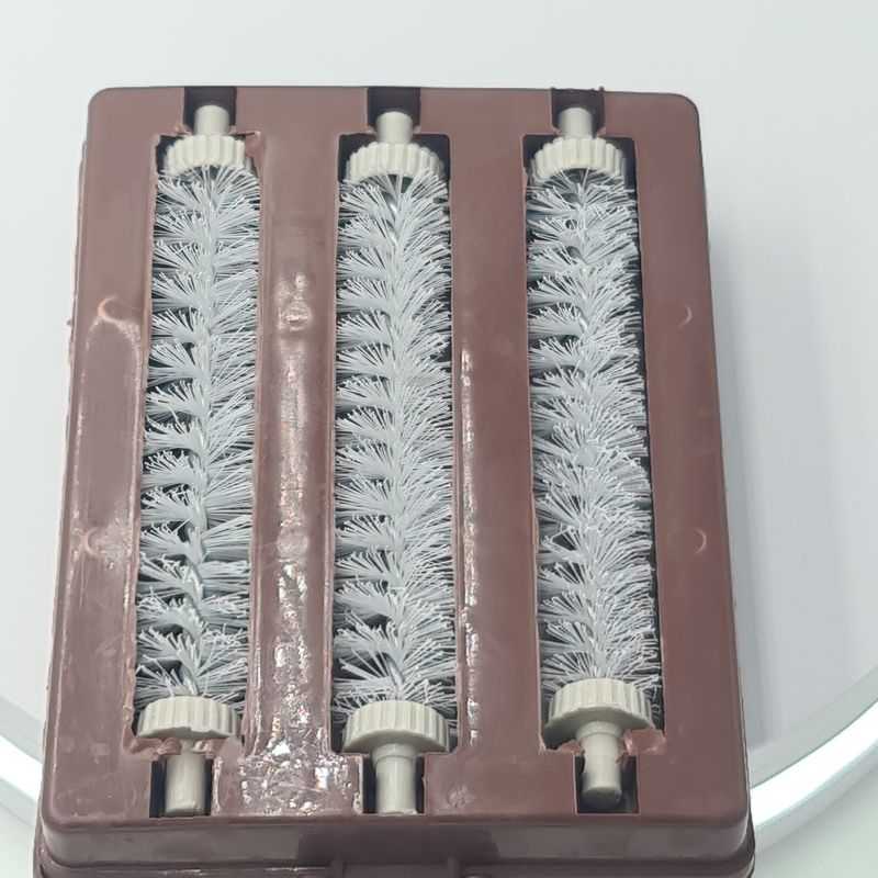 Market - Spalare si intretinere rufe - Produse intretinere textile - Intretinere textile - Perie de covor, role, 3 role, model simplu, maner detasabil, 16 x 12 cm, maro - Infinity.ro