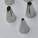 Casa si Gradina - Bucatarie si vesela - Ustensile bucatarie - Ustensile ornare prajituri - Ornare tort, model simplu, 12 capete, punga, 4 x 4 cm, M2 - Infinity.ro