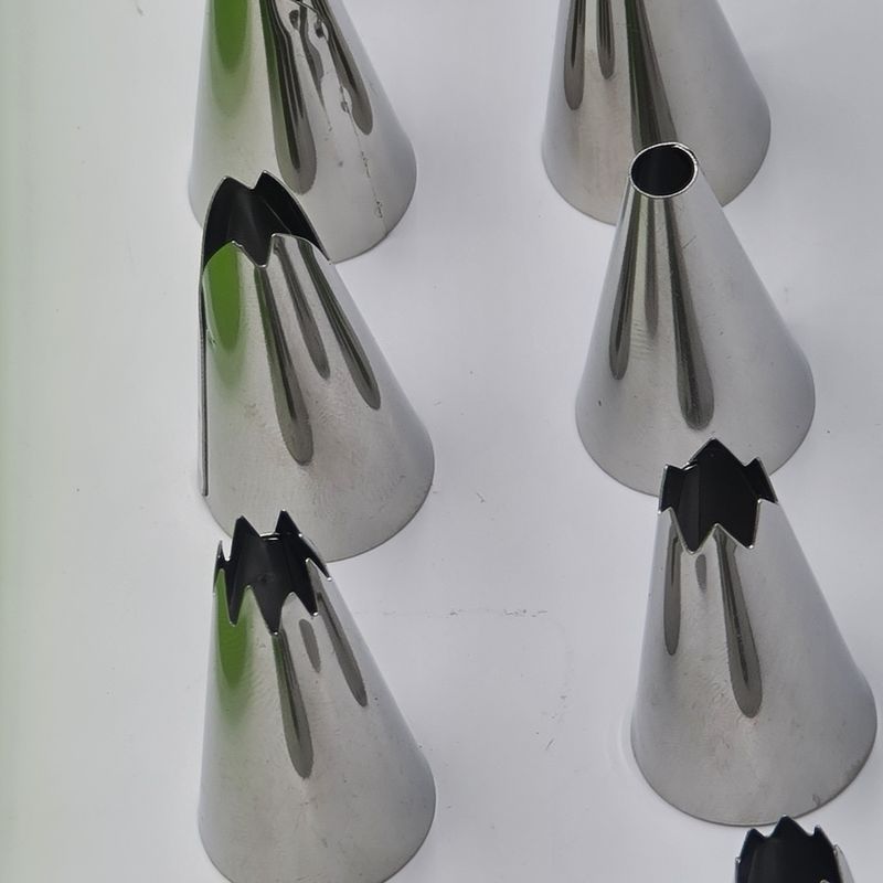 Casa si Gradina - Bucatarie si vesela - Ustensile bucatarie - Ustensile ornare prajituri - Ornare tort, model simplu, 12 capete, punga, 4 x 4 cm, M2 - Infinity.ro