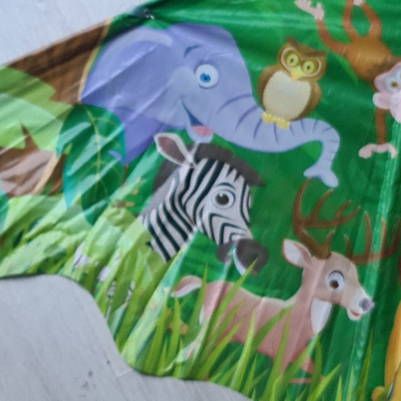Jucarii, Copii si Bebe - Jucarii si jocuri - Jucarii de exterior - Zmeie si jucarii zburatoare - Zmeu multicolor, model jungla, tip deltaplan, 100 x 120cm - Infinity.ro