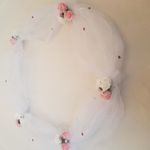 Fashion, accesorii si bijuterii - Copii - Articole botez - Trusouri si accesorii botez - Tul pentru decor cristelnita, 15 trandafiri sapun roz si albi, 231 cm - Infinity.ro