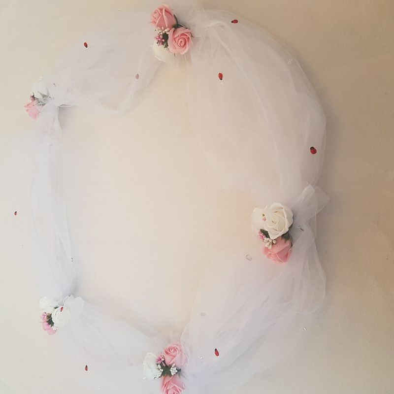 Fashion, accesorii si bijuterii - Copii - Articole botez - Trusouri si accesorii botez - Tul pentru decor cristelnita, 15 trandafiri sapun roz si albi, 231 cm - Infinity.ro