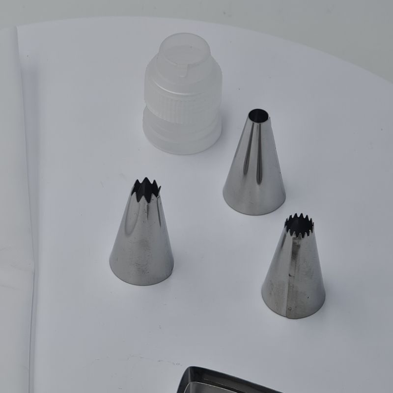 Casa si Gradina - Bucatarie si vesela - Ustensile bucatarie - Ustensile ornare prajituri - Set ornare tort, model simplu, 3 capete, punga, 4 x 4 cm, M3 - Infinity.ro