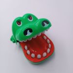 Jucarii, Copii si Bebe - Jucarii si jocuri - Jucarii bebelusi - Jucarii pentru dentitie - Jucarie Interactiva, Model Crocodil la Dentist, Plastic, 13 cm, Verde - Infinity.ro
