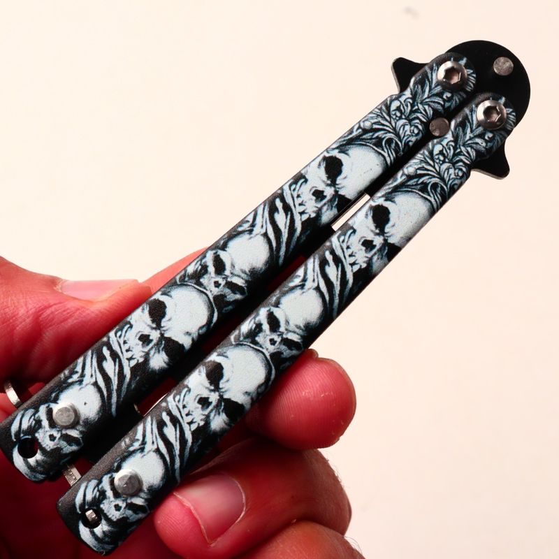 Sport si Outdoor - Camping - Cutite, bricege si accesorii - Cutite si bricege - Cutit Fluture Fara Tais, Model Cranii, Pentru Antrenament, 17 Cm, Alb - Infinity.ro