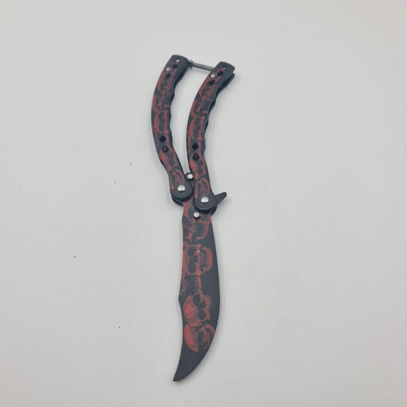 Sport si Outdoor - Camping - Cutite, bricege si accesorii - Cutite si bricege - Cutit Fluture Fara Tais Pentru Antrenament, Model Cap de Mort Rosu, Curbat, 24 cm - Infinity.ro