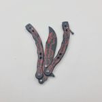 Sport si Outdoor - Camping - Cutite, bricege si accesorii - Cutite si bricege - Cutit Fluture Fara Tais Pentru Antrenament, Model Cap de Mort Rosu, Curbat, 24 cm - Infinity.ro