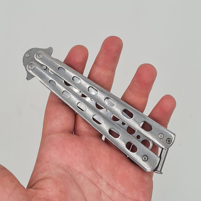 Sport si Outdoor - Camping - Cutite, bricege si accesorii - Cutite si bricege - Cutit fluture Butterfly, Balisong  21 cm, gri,  fara tais, de antrenament, model cercuri - Infinity.ro