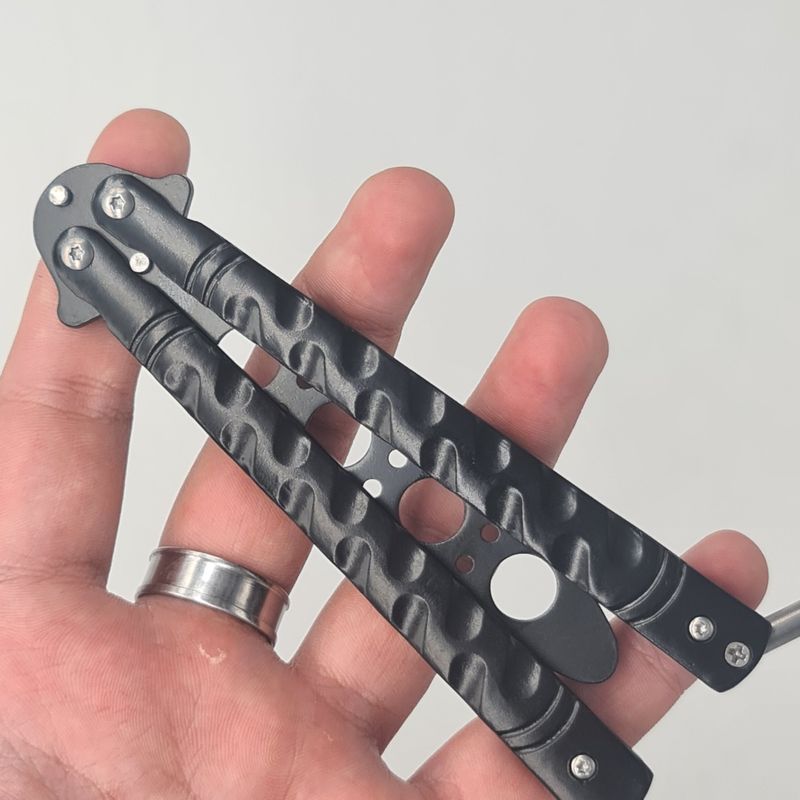 Sport si Outdoor - Camping - Cutite, bricege si accesorii - Cutite si bricege - Cutit Butterfly, Balisong fara tais, 22 cm, negru, model adancituri zigzag - Infinity.ro
