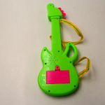 Jucarii, Copii si Bebe - Jucarii si jocuri - Jucarii de rol - Instrumente muzicale de jucarie - Chitara de Jucarie Pentru Copii cu Agatatoare de Gat, Sunete, 30 cm, Verde - Infinity.ro