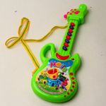 Jucarii, Copii si Bebe - Jucarii si jocuri - Jucarii de rol - Instrumente muzicale de jucarie - Chitara de Jucarie Pentru Copii cu Agatatoare de Gat, Sunete, 30 cm, Verde - Infinity.ro