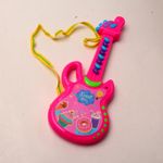 Jucarii, Copii si Bebe - Jucarii si jocuri - Jucarii de rol - Instrumente muzicale de jucarie - Chitara de Jucarie Pentru Copii cu Agatatoare de Gat, Sunete, 30 cm, Roz - Infinity.ro
