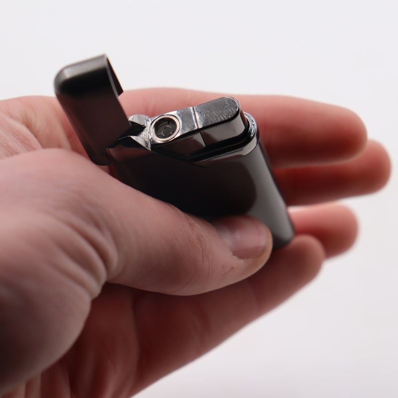 Market - Tutun si tigari - Articole si accesorii tutun - Bricheta Neagra, Model Zigzag, Antivant, Reincarcabila - Infinity.ro