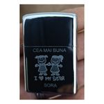Market - Tutun si tigari - Articole si accesorii tutun - Bricheta Metalica Tip Zippo Gravata cu Textul " Cea Mai Buna Sora", 6 cm, Argintiu - Infinity.ro