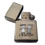 Market - Tutun si tigari - Articole si accesorii tutun - Bricheta Metalica Tip Zippo Gravata cu Textul " Cea Mai Buna Sora", 6 cm, Argintiu - Infinity.ro