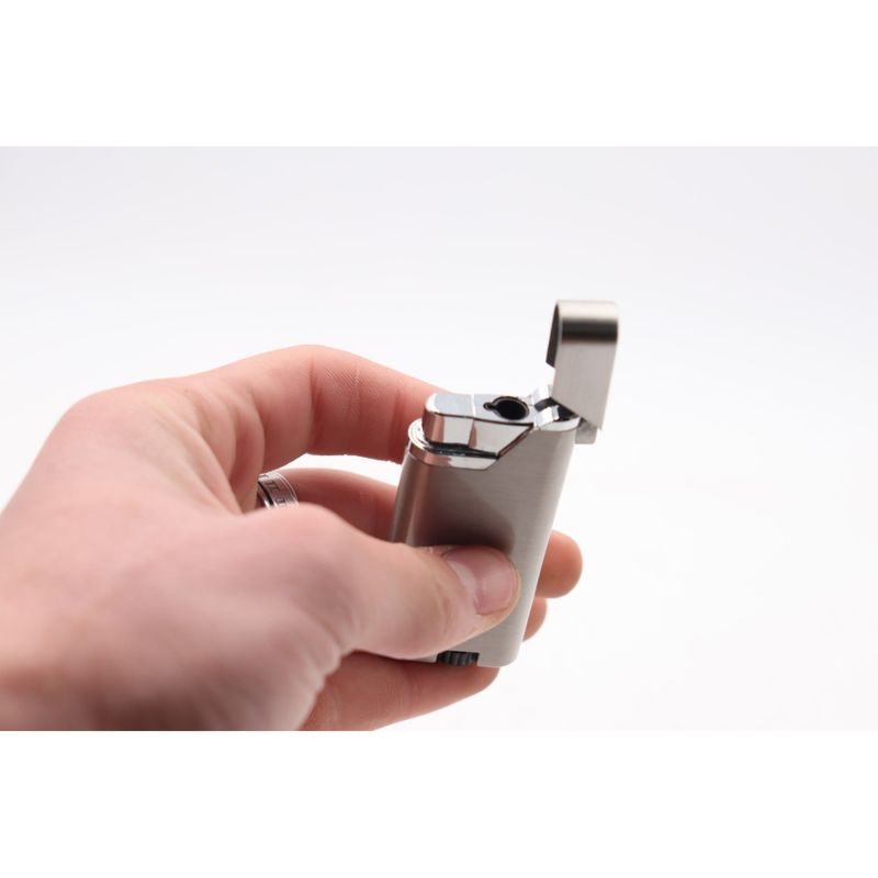 Market - Tutun si tigari - Articole si accesorii tutun - Bricheta Metalica, Linie Argintie, Antivant, Gri - Infinity.ro