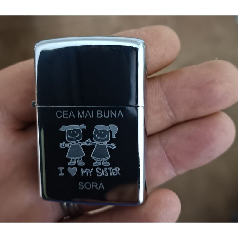 Market - Tutun si tigari - Articole si accesorii tutun - Bricheta Metalica Tip Zippo Gravata cu Textul " Cea Mai Buna Sora", 6 cm, Argintiu - Infinity.ro