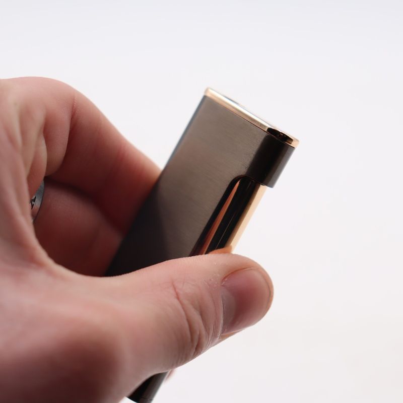 Market - Tutun si tigari - Articole si accesorii tutun - Bricheta neagra cu buton auriu, antivant, reincarcabila - Infinity.ro