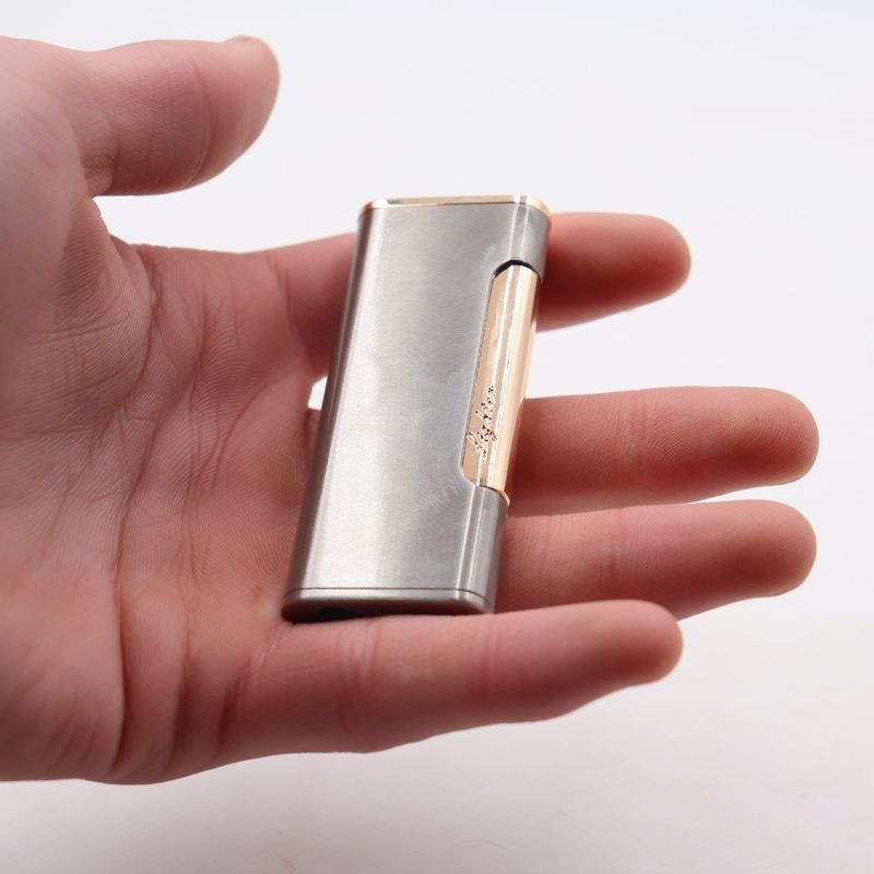 Market - Tutun si tigari - Articole si accesorii tutun - Bricheta gri cu buton auriu, antivant, reincarcabila - Infinity.ro