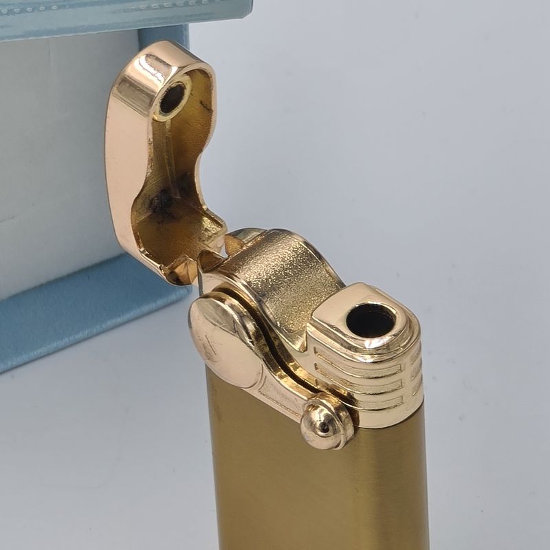 Market - Tutun si tigari - Articole si accesorii tutun - Bricheta metalica cu gaz, antivant, model flip, reincarcabila, aurie, cutie - Infinity.ro