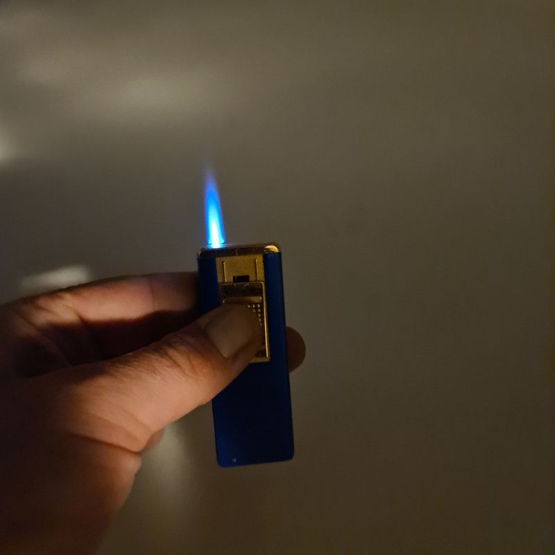 Market - Tutun si tigari - Articole si accesorii tutun - Bricheta Metalica cu Gaz, Antivant, Reincarcabila, Albastra, Cutie - Infinity.ro