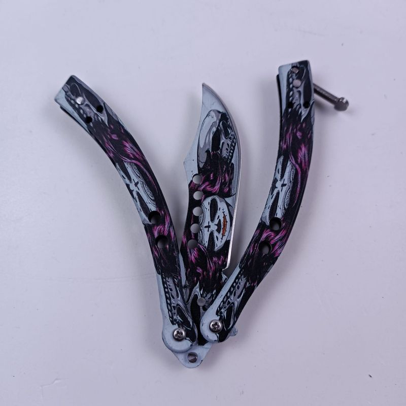 Sport si Outdoor - Camping - Cutite, bricege si accesorii - Cutite si bricege - Briceag Fluture cu Tais, Model cu Gauri in Lama, Cap de Mort, Curbat, 22 cm, Multicolor - Infinity.ro