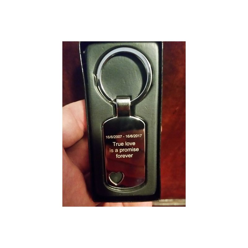 Fashion, accesorii si bijuterii - Barbati - Accesorii barbati - Alte accesorii barbati - Breloc personalizat metalic dreptunghi cu inima decupata gravat cu textul tau - Infinity.ro