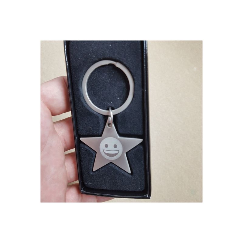 Fashion, accesorii si bijuterii - Barbati - Accesorii barbati - Alte accesorii barbati - Breloc personalizat metalic in forma de stea gravat cu textul tau - Infinity.ro