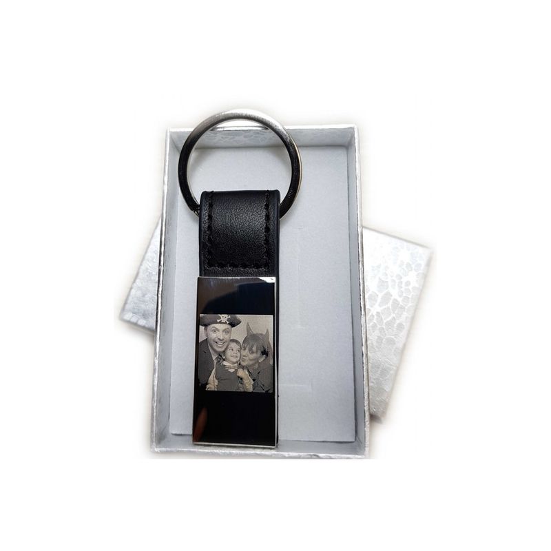 Fashion, accesorii si bijuterii - Barbati - Accesorii barbati - Alte accesorii barbati - Breloc personalizat in forma de dreptunghi cu piele gravat cu poza si text - Infinity.ro