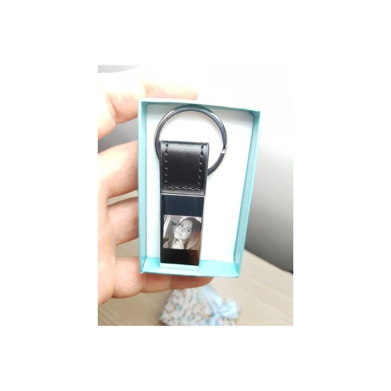 Fashion, accesorii si bijuterii - Barbati - Accesorii barbati - Alte accesorii barbati - Breloc personalizat in forma de dreptunghi cu piele gravat cu poza si text - Infinity.ro