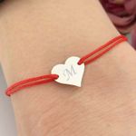 Fashion, accesorii si bijuterii - Femei - Bijuterii femei - Bratari femei - Bratara ajustabila, snur rosu, cu inima argint, gravat cu litera ta - Infinity.ro