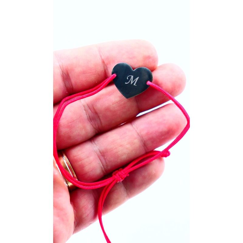 Fashion, accesorii si bijuterii - Femei - Bijuterii femei - Bratari femei - Bratara ajustabila, snur rosu, cu inima argint, gravat cu litera ta - Infinity.ro