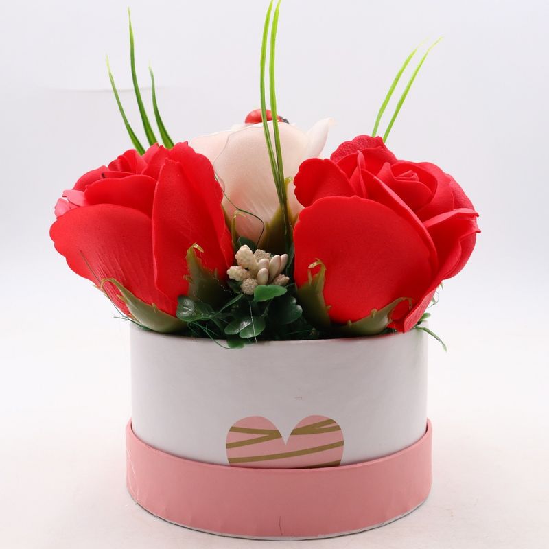 Market - Cadouri - Flori si aranjamente - Aranjament Floral, Cutie Trandafiri,  4 Trandafiri Rosii din Sapun si unul Alb - Infinity.ro