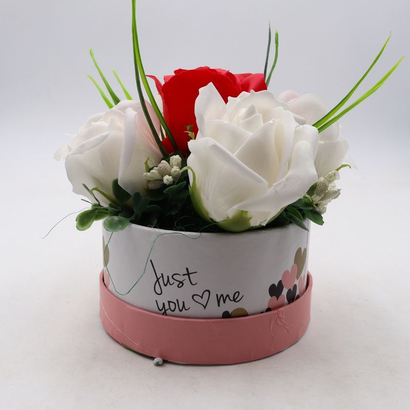 Market - Cadouri - Flori si aranjamente - Aranjament Floral, Cutie Trandafiri,  4 Trandafiri Albi din Sapun si unul Rosu - Infinity.ro