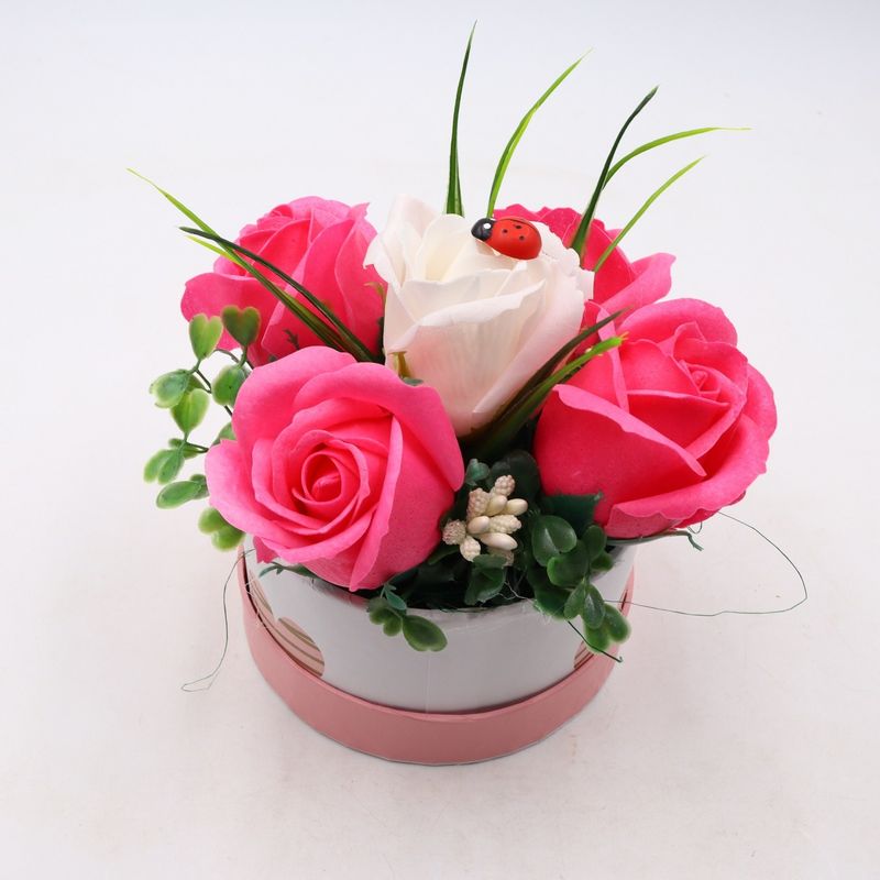 Market - Cadouri - Flori si aranjamente - Aranjament Floral, Cutie Trandafiri,  4 Trandafiri Roz din Sapun si unul Alb - Infinity.ro